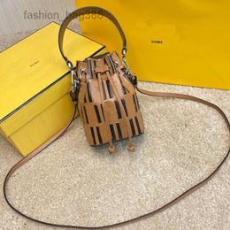 Bolsos de noche Bolsos de cubo para mujer Bolso cruzado Bolsos Monedero Mini Carta de moda Cadena de cuero de grano Correa extraíble de alta calidad Cartera de señora