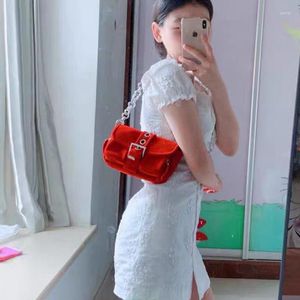 Avondtassen vrouwen mode niche ontwerp rood draagbare messenger fluweel tas ketting metalen schouder vrouwelijke retro handtassen telefoontasje zakje zakje