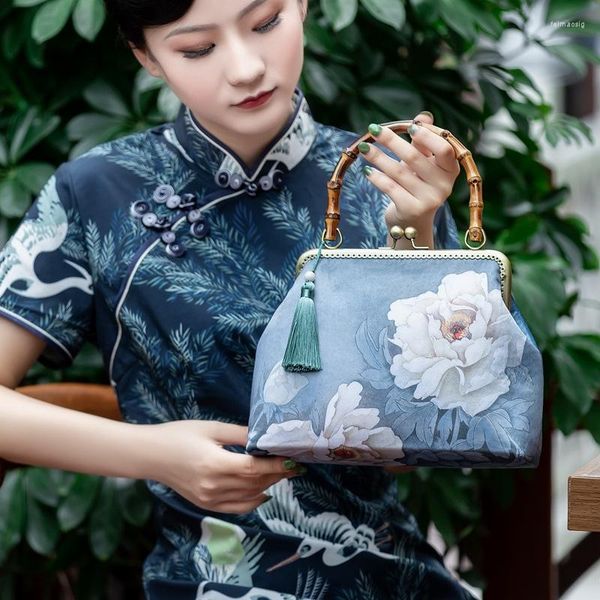 Bolsos de noche suesas temporada 2023 vintage elegante damas estilo chino chino banquete de mano banquete hechas hechas de hombro manual floral