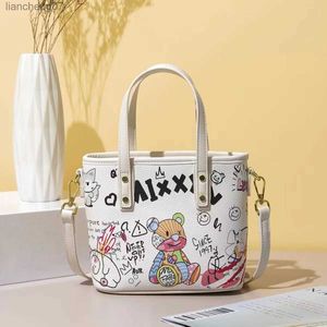 Sacs de soiréePrintemps/été nouveau sac de dessin animé femme sac à bandoulière Graffiti seau sac simple cylindre sac ours lettre petit sac carré femme sac YQ240129