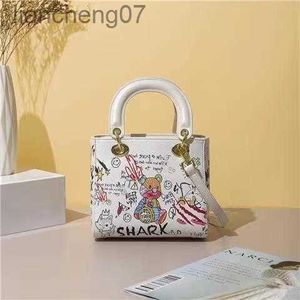 Sacs de soiréePrintemps/été nouveau sac de dessin animé femme sac à bandoulière Graffiti seau sac simple cylindre sac ours lettre petit sac carré femme sac YQ240130