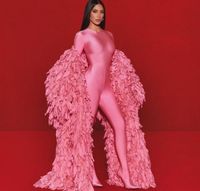 Robe de soirée Femmes Vêtements Balqeesfathi Nawalelzoghbi 2 Pieeces Pink Jumps Cuit avec Cape Long Sheat Sheat Youf Aljasmi Myriam Fares Kim Kardashian