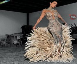Robe de soirée Yousef Aljasmi Kim Kardashian Sirène High Neck Feather Perles en argent Long Robe Crystals Zuhair Murad Ziadnakad 00115350178