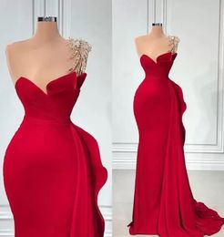 Robes de soirée rouge robe de bal formelle fermeture éclair personnalisée à lacets grande taille nouvelle sirène perlée satin sans manches une épaule applique