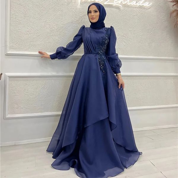 Vestidos de noche Arabia Saudita Azul marino oscuro Vestido de fiesta de graduación Formal Tallas grandes Cremallera personalizada Nuevo Una línea Musulmán Manga larga Apliques de organza con cuentas
