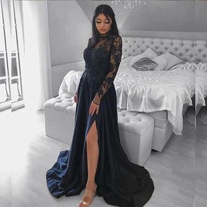 Avondhals Black High Jurken Side Slit Lange mouwen Lace Appliques veeg treinvloer lengte A-lijn satijnen prom feestjurken