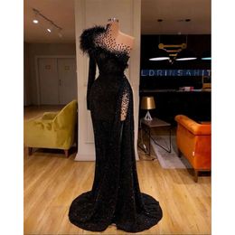Avond nieuwe zwarte jurken lovertjes lovertjes veren mermaid prom jurk hoge split formele feest tweede receptie jurken