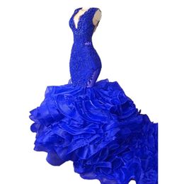 Avond Royal Jurken Stunging Blue Ruffles Laagde rok Zeemeermin voor vrouwen mouwloze V nek sexy prom jurk appliques kralen illusie speciale ocn -jurken