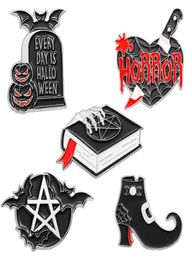 Tous les jours est Halloween Enthel Pins Cobweb Witch Spell Book Custom Brooch Badges Dark Gothic Jewelry Gift for Friends Factory 1283365