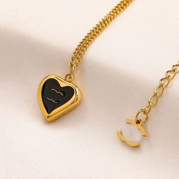 El favorito de todos Elegante diseñador clásico Chapado en oro de 18 quilates con letra c colgante Collar de acero inoxidable Collar de corazón de melocotón para mujeres regalos de joyería para fiesta de boda