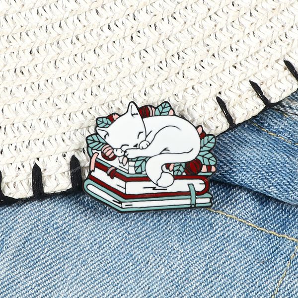 Pin esmaltado para libro de lectura de gato, broches de gatito durmiendo de dibujos animados, lindo amante de los libros, insignia de animales, bolsa, ropa, alfileres de solapa, regalos de joyería, joyería de moda, broches esmaltados