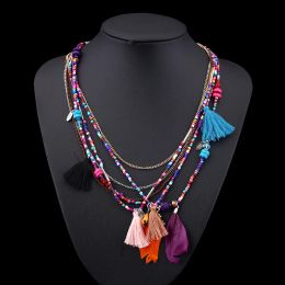 Collana esagerata di piume colorate con perline di vento nazionale per donne Collana multistrato con nappe e perline