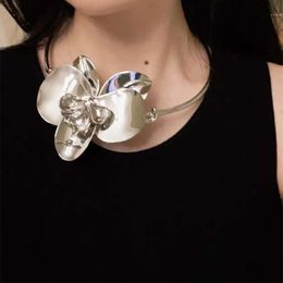 Nouveau collier d’orchidée tridimensionnel en métal exagéré pour collier pour femmes, bracelet de cou ras de cou à fleurs de niche, accessoire personnalisé