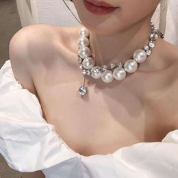 Collier de perles d'eau douce de style exagéré pour femmes avec un luxe léger et un sens du design de niche, chaîne de clavicule, chaîne de cou, chaîne de pull