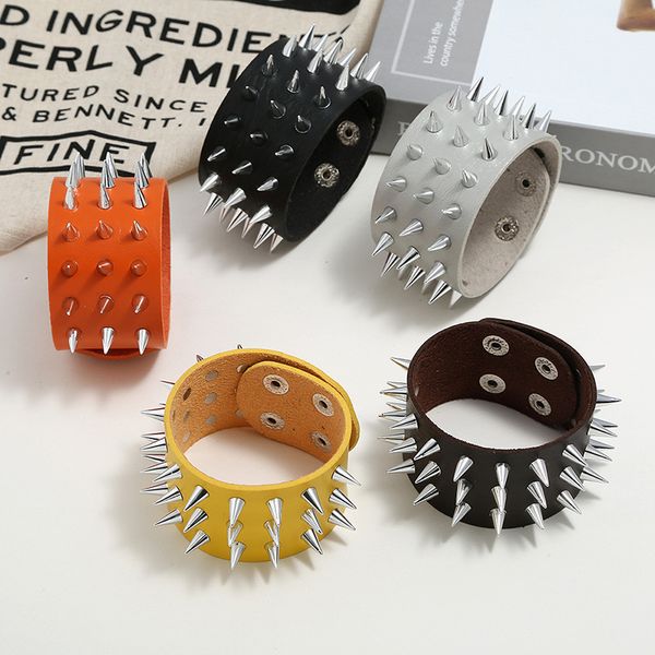 Exagerados remaches cónicas de tres filas para hombres PU ABS ABS de hierro Cadena de cuero Pulsera Pulsera de piel de vaca de imitación de clavo punk