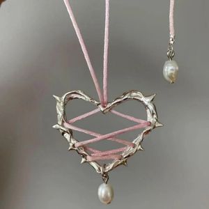 Overdrijving elegante roze zwarte vlinderdas liefde metalen hart ketting ketting parel hang ketting voor vrouwen sieraden 240428