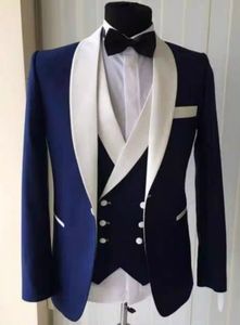 Uitstekende marineblauwe bruidegom Tuxedos witte satijnen sjaal revers Slim fit groomsmen trouwjurk uitstekende man jas blazer 3 -delige pak