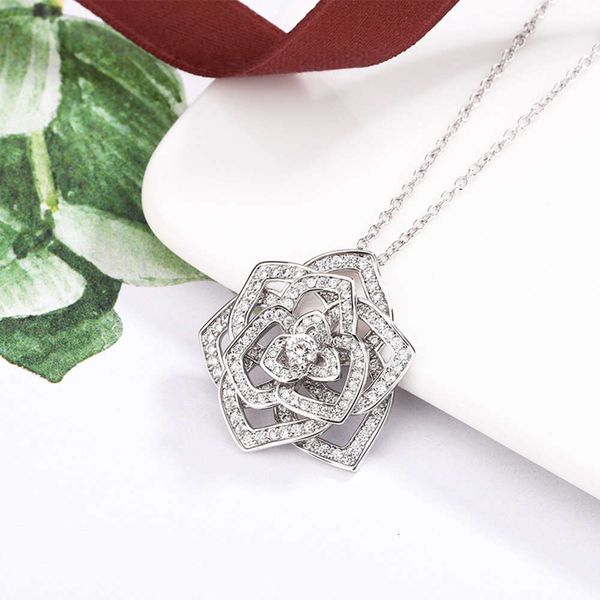 Collier pour femme avec roses incrustées de diamants de style européen et américain, mettant en valeur votre goût unique.
