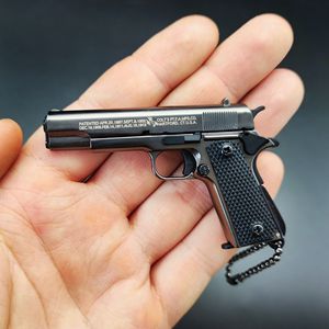 Exclusieve Colt 1911 Pistool Gun Black Miniature Model Alloy Keychain Gift Backpack Pendant Decoratie Toy Boy Favoriete cadeau 1090