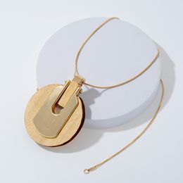 Exclusif pour Cross-Border Ins Style Niche Design Collier en métal en bois exagéré Bijoux de passerelle de banquet de mode européenne et américaine