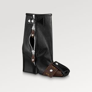 Explosie hete Patti Wedge Half Boot 1AACCT voor dames, zwart generfd geitenleer Verstelbare riem Dubbele ritssluiting, zilverkleurige studs, sleehak Leren buitenzool Met vak