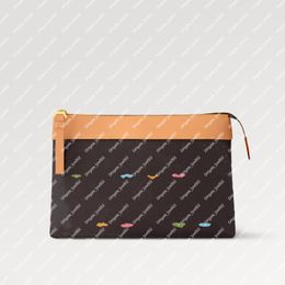 Explosie nieuwe Pochette Voyage Souple M83568 Chocolade goudkleurige hardware Ritssluiting Hoofdcompartiment met ritssluiting Achterzak magnetische sluiting Bovenkant met handgetekend patroon