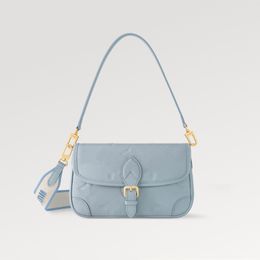 Bolso satchel Explosion M46846 para mujer Diane estudio elegancia tenue bolso de cuero Emp con hebilla frontal dorada en relieve en relieve en el hombro e imán Blue Hour