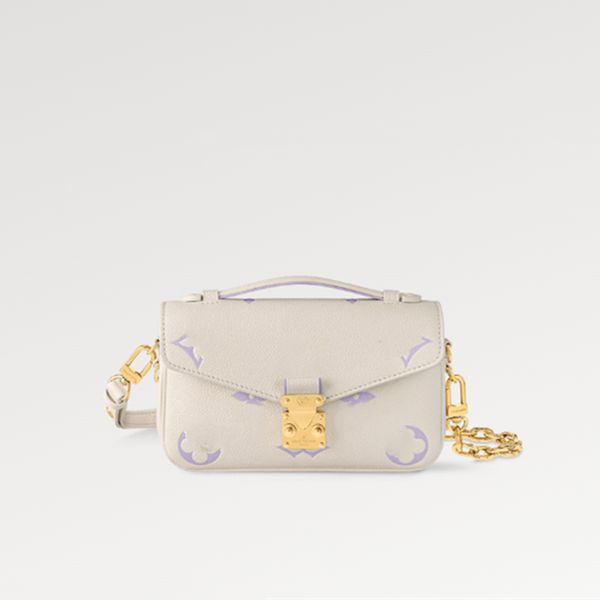 Explosion Pochette Femme East West M23940 Latte Bubble Tea Violet Cuir de vachette grainé embossé Fermeture Signature S-lock Quincaillerie dorée avec boîte