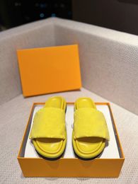 Explosieve Designer pantoffel luxe sandaal heren damesschoenen macaron kleur paar reliëf pantoffels koper triple zwart roze ivoor zomer dia's strandslippers