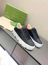 Printemps et été explosifs 2023 nouvelles petites chaussures blanches chaussures pour femmes semelles épaisses correspondent à l'augmentation de la marée des chaussures de sport décontractées en cuir