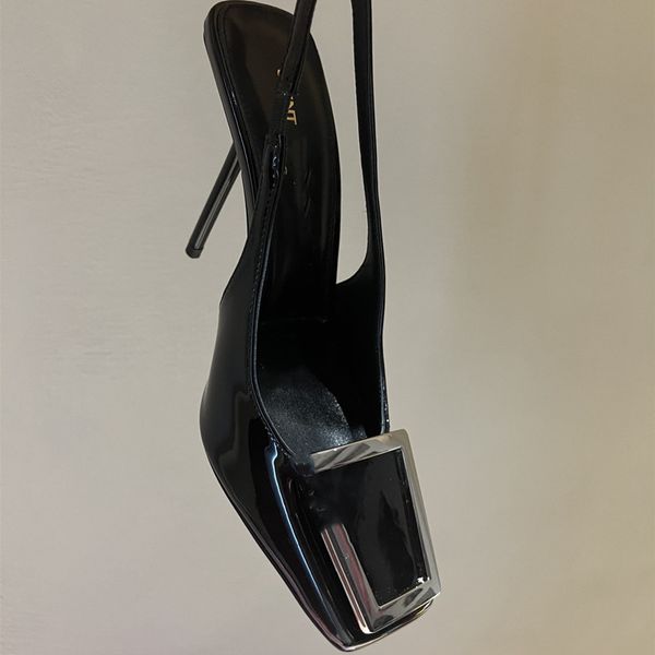 Explosivo Sandalias de mujer Zapatillas slingback Zapato de tacón alto Ganador de moda Sexy Negro Italia Cabeza cuadrada Nueva cadena de metal Herrajes de plata Zapatos de diseñador con caja
