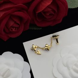 Ambiente de moda exquisito y deslumbrante, diseños de diseñadores, aretes preciosos, agua que brilla como estrellas, aretes de joyería, caja de regalo de joyería.