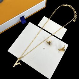 Exquisitos y exquisitos, diseñadores de moda elegantes y radiantes, collares brillantes y deslumbrantes de alta gama, joyas grandiosas y de moda, caja de regalo para collares navideños