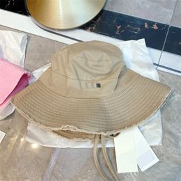 Exquisitos cubos gorras y sombreros diseñador para hombre moda negro blanco suave cappello vacaciones a prueba de sol vintage letra de metal le bob sombrero de playa ala rota PJ027 C23