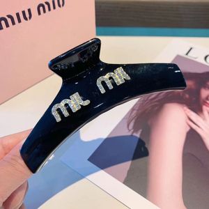 Teto Requintado ~ Grande Francês Elegante Completo Diamante Miu Letter Back Scoop Grip Clipe Premium Feel Shark Clip