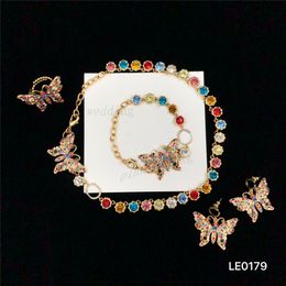 Prachtige kleurrijke kristallen ketting vlinder patroon oorbellen retro diamant brief armband glanzende gouden ringen partij sieraden set