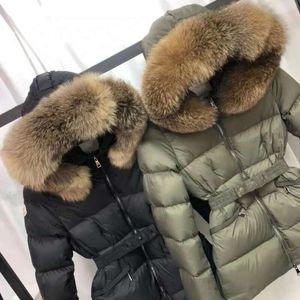 Veste d'hiver exquise Down Real Racecoon Collar à la mode chaude avec ceinture femme rembourrée grand manteau de poche Mac Qing