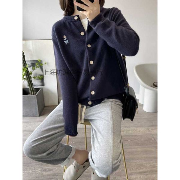 Cardigan tricoté petit ours brodé exquis pour femmes, printemps et automne, nouveau simple boutonnage, col rond, manches longues, manteau, haut doux et gluant