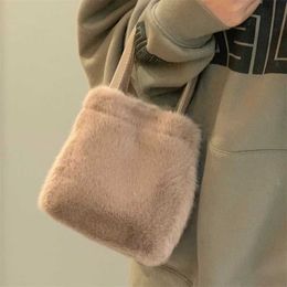 Exquisitos bolsos de noche Bolso de cubo de felpa de estilo lindo para mujer Versión coreana Diseño pequeño de alto grado Commuter Handheld 230828