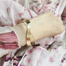 Fashion exquise Smooth Wave Double Infinite Twisted Cross Open 14k Gold Bracelet pour femmes Bangaux de mariage Bijoux