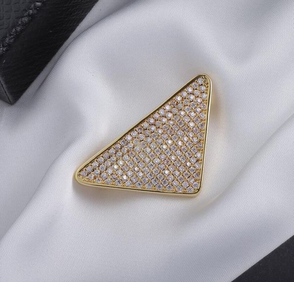 Exquis Full Diamond Triangle Lettre Broche De Luxe Designer Broches Costume Épinglette Breastpin Corsage pour Hommes Femmes Mode Bijoux Accessoires