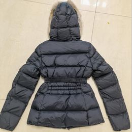 Exquisita chaqueta liviana con capucha de lujo con capucha de piel de zorro diseñador decorativo Parka prendas de vestir exteriores calcomanía abrigo cálido a prueba de viento chaqueta con capucha para mujer invierno