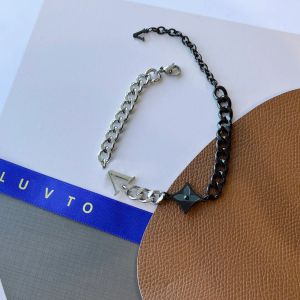 Bracelets de la chaîne de fleurs carrés de fleurs carrés luxueux exquis Bracelet de conception de haute qualité Sélectionné la mode de bijoux pour femmes