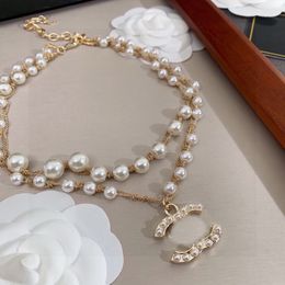 Collier de luxe exquis Designer Femmes Colliers de perles Dames Designers Bijoux Lettre Pendentif C Chaînes en or Cadeau de mariage canal ax48e