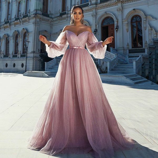 Exquisito vestido de fiesta de graduación de brillo rosa en el hombro.