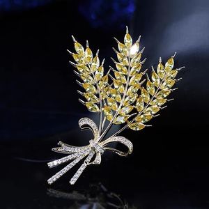 Exquisito broche dorado de Metal de trigo con diamantes de imitación para mujer, traje, suéter, alfileres de solapa elegantes de lujo, accesorios de joyería, regalo para pareja