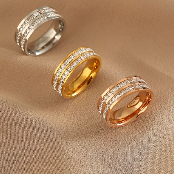 Exquisitos anillos finos de acero de titanio Circón cúbico de lujo Diamante de cristal Oro rosa Plata Mujeres Anillo de compromiso Joyería del banquete de boda Regalo de cumpleaños