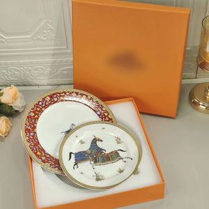 Exquisitos platos y platos estilo caballo de guerra Proceso de dorado de lujo de porcelana Plato llano de 10 pulgadas Plato para pastel de 8 pulgadas con caja de regalo para decoración del hogar