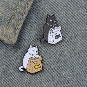 Badge de chat en alliage mignon de dessin animé au design exquis, vêtements assortis en noir et blanc pour couple, accessoires de sac à dos, broche de peinture cuite au four