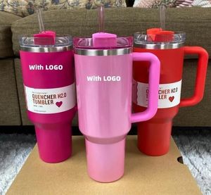 DHL 1: 1 Co Brand Winter Pink Parade Traget Rouge 40oz H2.0 Gobelets en acier inoxydable avec poignée en silicone Couvercle et paille Tasses de voiture de voyage Bouteilles d'eau 0126